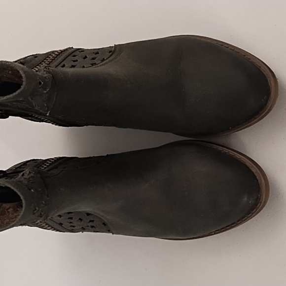 Not Rated Olive Ankle Bootie Cut-Outs Side Zipper Detailing EUC Size 7.5 - Picture 4 of 13